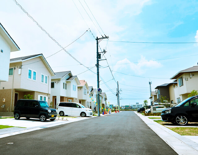 6.0mの道路幅で安心のゆとり。陽当たりも風通りも良好です。